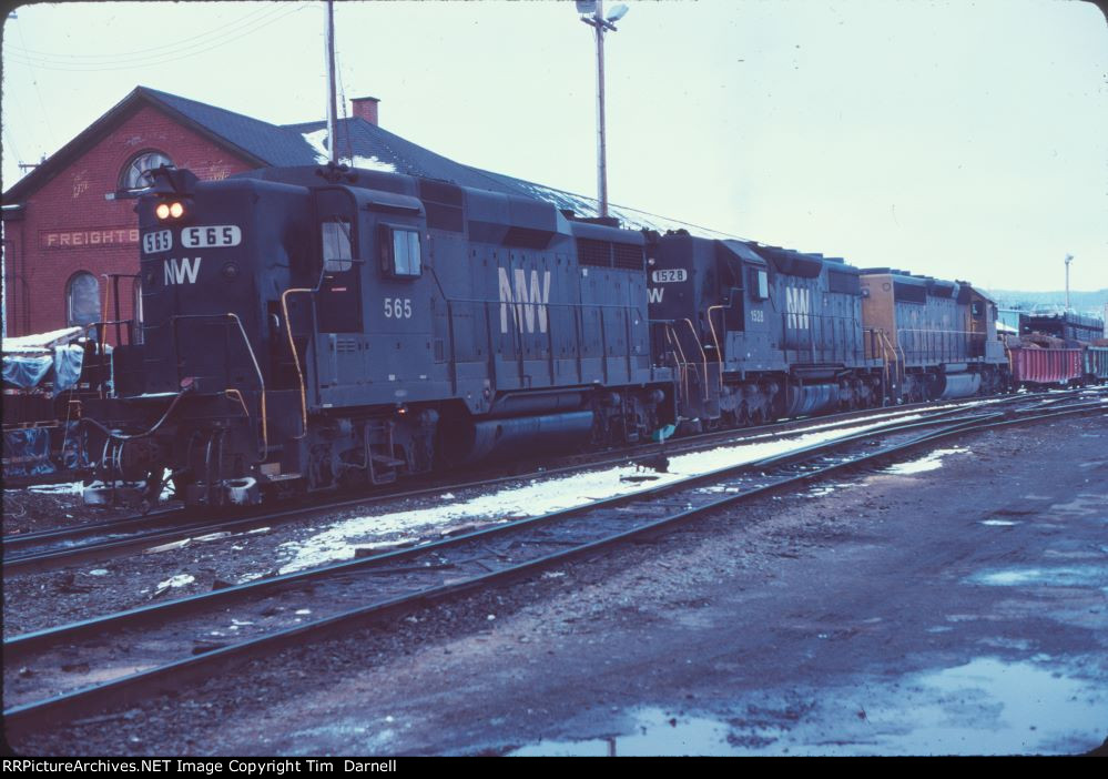 NW 565, 1528, ATSF 5204 on MB-1